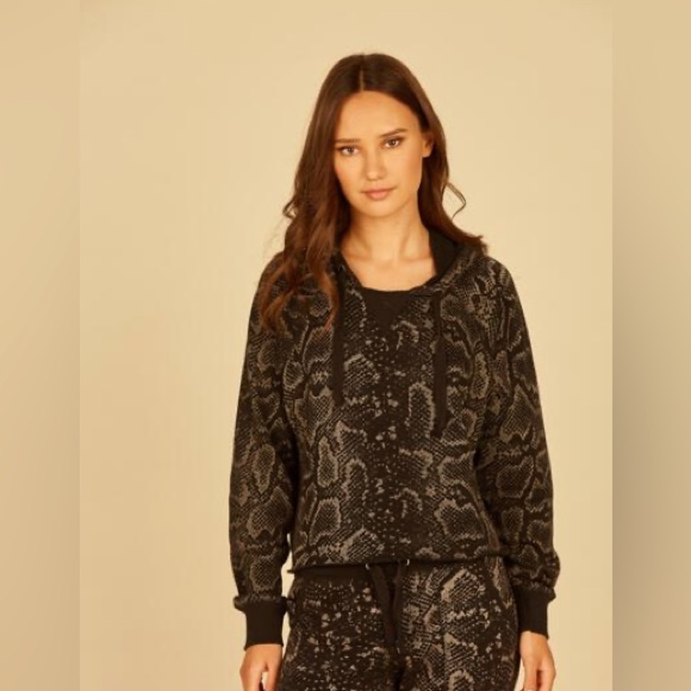 Vintage Havana adorable snake skin cotton pullover with hood